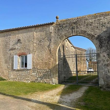 La Commanderie des Templiers Gîte 4 étoiles Saint-Etienne-de-Brillouet Extérieur photo