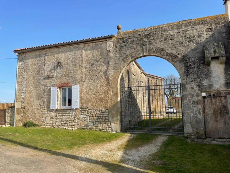 La Commanderie des Templiers Gîte 4 étoiles Saint-Etienne-de-Brillouet Extérieur photo